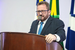 Laudir cobra atenção em relação a acúmulo de fios em postes de energia