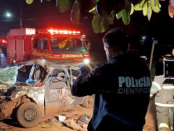 Acidente entre Corsa e ônibus mata dois homens na madrugada