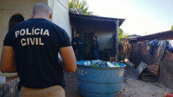 Homem é encontrado morto em casa e polícia investiga o caso