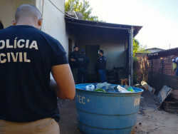 Homem é encontrado morto em casa e polícia investiga o caso