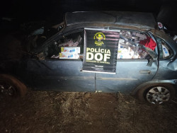 Condutor capota Corsa lotado de cigarro contrabandeado na MS-164