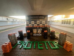 Defron encontra quase uma tonelada de droga em casa na fronteira