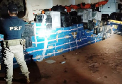 PRF apreende 5.760 celulares escondidos em carga de pneus triturados