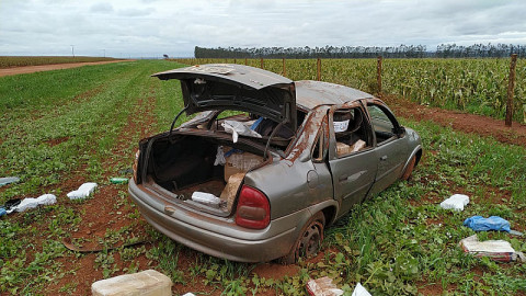 Veículo ficou destruído depois de capotamento (Imagem: Adilson Domingos)