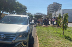 Motociclista fica ferida em acidente com Hilux na Floriano Peixoto