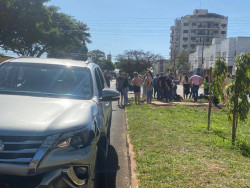 Motociclista fica ferida em acidente com Hilux na Floriano Peixoto