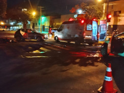 Carro capota após colisão e cadeirinha salva crianças em Dourados