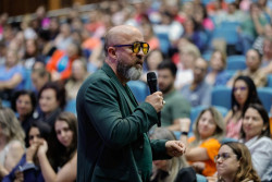 Fabrício Carpinejar faz palestra para educadores hoje em Dourados
