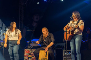 Noite extra com duplas locais e "US Agroboy" leva 20 mil à Festa Junina