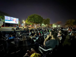 Parceria entre prefeitura e Itaipu, cinema ao ar livre reúne 800 pessoas