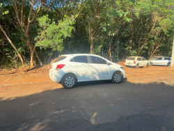 Armado com faca, adolescente assalta mulher, rouba carro e vai para a casa da avó