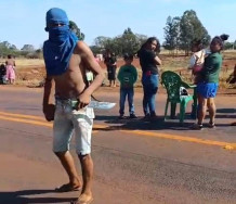 Tensão na BR-463: indígenas bloqueiam rodovia e ameaçam motorista