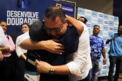 Alan entrega escrituras de imóveis e assina 270 contratos de programa habitacional