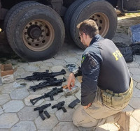 PRF apreende 1,2 tonelada de maconha, fuzis, pistolas e munições em carga de abóbora