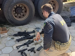 PRF apreende 1,2 tonelada de maconha, fuzis, pistolas e munições em carga de abóbora