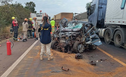 Palio invade contramão, bate de frente com carreta e 4 morrem na BR-163