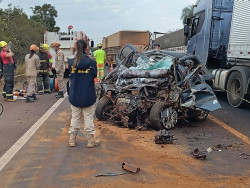 Palio invade contramão, bate de frente com carreta e 4 morrem na BR-163