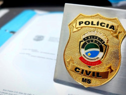 Mulher que queimou mão da filha com colher quente como punição é indiciada por tortura