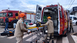 Fiat Uno invade preferencial e condutora de moto fica ferida