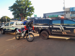 Influencer sem CNH que postava vídeo empinando moto é preso