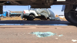 Homem morre ao bater picape em carreta na MS-379