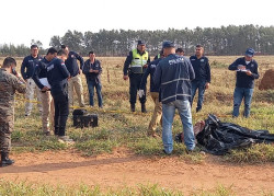 Homem é assassinado e corpo é jogado na rua enrolado em lona preta