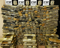 Polícia apreende 615 quilos de maconha sendo colocados em caminhões