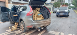 Traficante foge da polícia e bate Volvo lotado de maconha no centro de Dourados