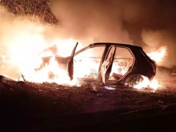 Homem é chamado ao portão e morto a tiros; pistoleiros queimam carro do crime