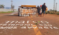 Indígenas fazem velório no anel viário e ameaçam enterrar corpo na pista