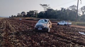Carro capota no Travessão do Laranja Lima e criança morre no colo da mãe