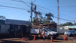 Concessionária de energia faz devassa para retirar cabos clandestinos da rede