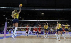 Brasil vence Japão por 3 a 0 no vôlei feminino e está nas quartas