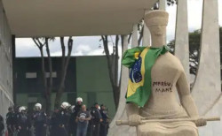 Maioria do STF torna ré acusada de escrever "Perdeu, mané" na estátua