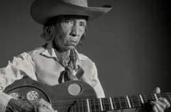 MS comemora os 100 anos da violeira Helena Meirelles