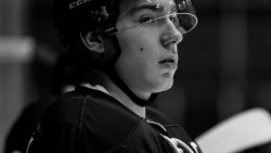 Jogador de hóquei no gelo morre após ser atingido na cabeça pelo disco