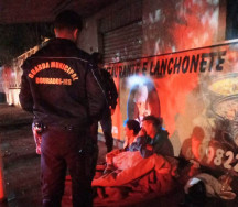 Guarda entrega cobertores a pessoas em situação de rua em Dourados