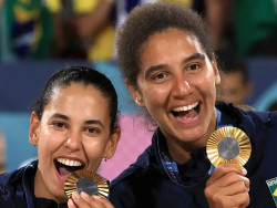 Duda e Ana Patrícia derrotam canadenses e são ouro no vôlei de praia