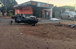 Na contramão, dupla bate moto em carro, um morre e outro fica ferido
