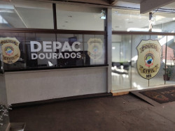 Homem é flagrado por policiais no momento em espancava mulher por ciúmes