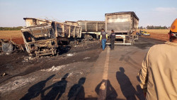 Carretas batem em rodovia, pegam fogo e motorista morre carbonizado