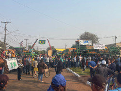 Produtores rurais fazem tratoraço contra invasões em Douradina