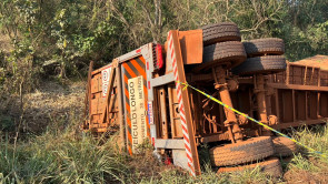 Batida entre carreta e picape mata motorista na BR-267