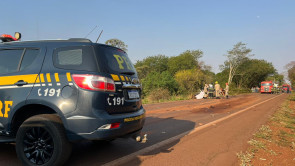 Batida entre carreta e picape mata motorista na BR-267