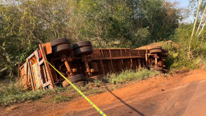 Batida entre carreta e picape mata motorista na BR-267