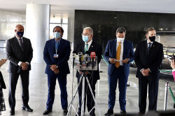 Saúde anuncia vacina para bancários e trabalhadores dos Correios