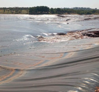 Barragem de condomínio de luxo estoura, abre cratera e bloqueia BR-163
