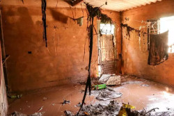 Casa é destruída e carros são arrastados após barragem estourar