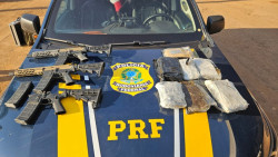 Com ajuda de cães, PRF apreende fuzis e droga carro conduzido por mulher