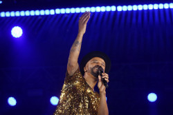 Em três horas de show, Alexandre Pires leva 15 mil pessoas a uma viagem nostálgica no Palco Lua